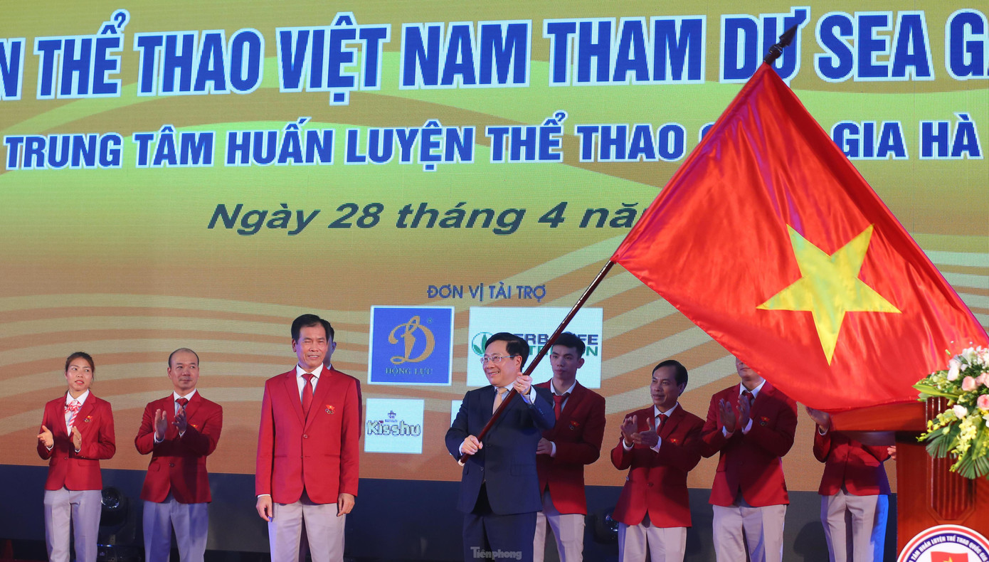 Phó Thủ tướng Phạm Bình Minh trao cờ tổ quốc cho Đoàn TTVN tham dự SEA Games 31 tại lễ xuất quân