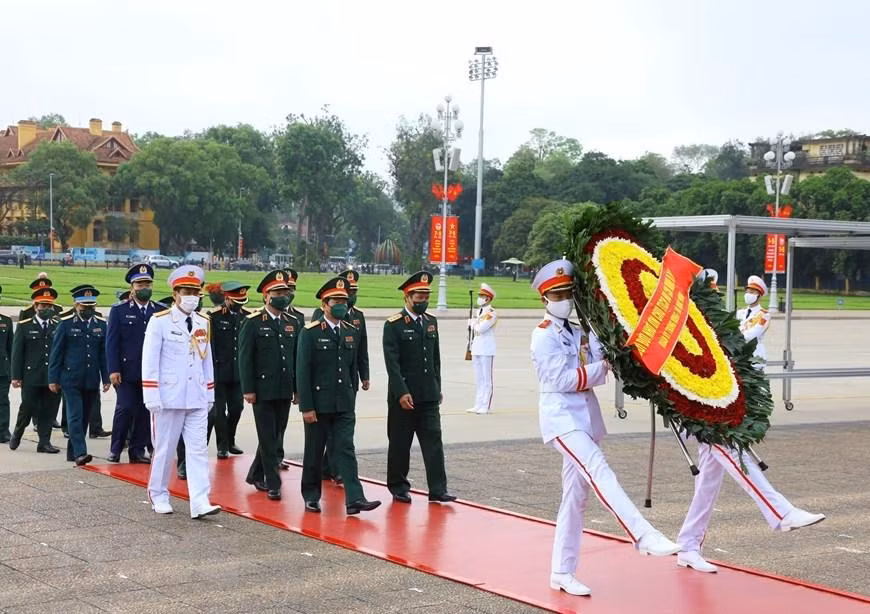 Đoàn đại biểu Quân ủy Trung ương và Bộ Quốc phòng vào Lăng viếng Chủ tịch Hồ Chí Minh. (Ảnh: Văn Điệp/TTXVN)