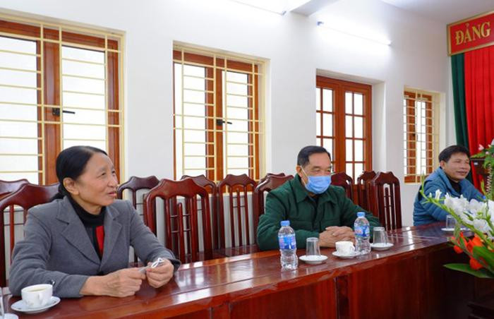 Thay mặt các thương binh Tại trung tâm, bác Bùi Thị Giữa (70 tuổi; thương tật 81%; là lính Công binh thuộc Trung đoàn 542, Sư đoàn 473, Đoàn 559; ngoài cùng bên trái) bày tỏ vui mừng khi báo Tiền Phong và BIDV và Hội Cựu chiến Binh Trung ương Đoàn thường xuyên đến thăm hỏi động viên.