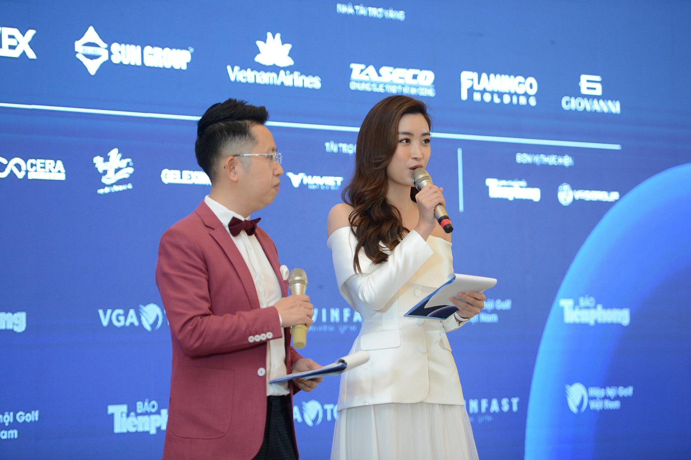 Hai MC giới thiệu chương trình buổi họp báo.