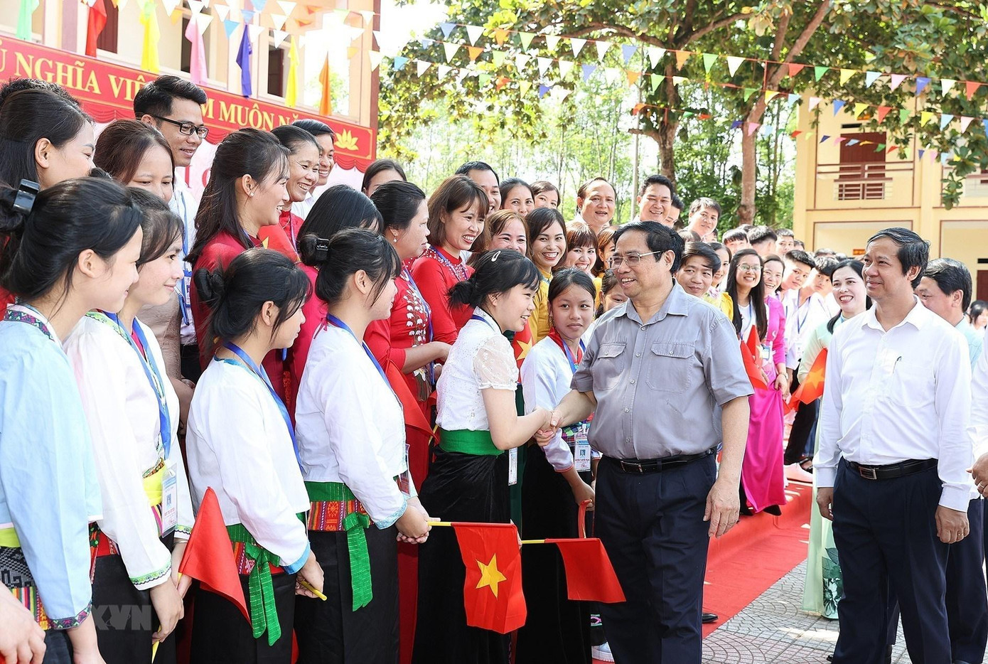 Thủ tướng Phạm Minh Chính với giáo viên, học sinh Trường trung học phổ thông Yên Lập, huyện Yên Lập. Ảnh: Dương Giang/TTXVN