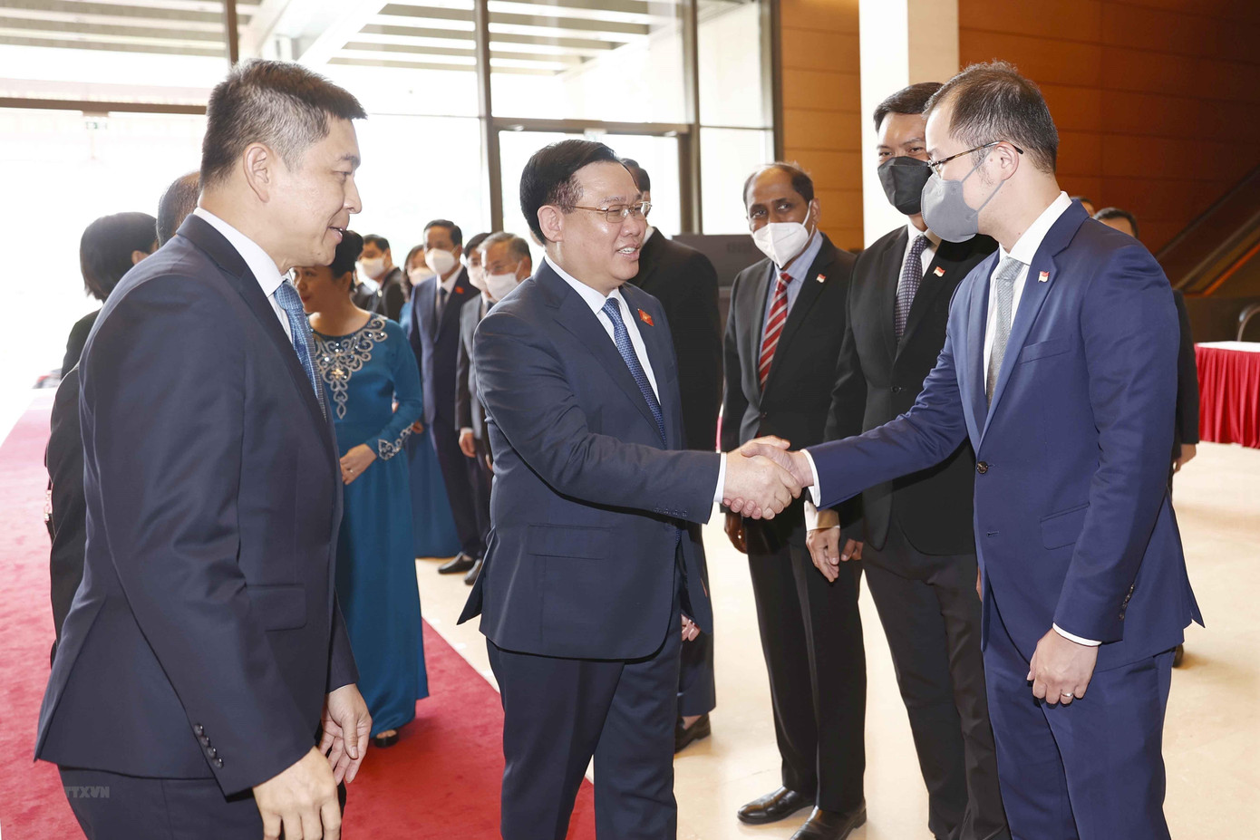 Chủ tịch Quốc hội Vương Đình Huệ và các quan chức Quốc hội Cộng hòa Singapore. (Ảnh: Doãn Tấn/TTXVN) Chủ tịch Quốc hội Vương Đình Huệ và các quan chức Quốc hội Cộng hòa Singapore. (Ảnh: Doãn Tấn/TTXVN)