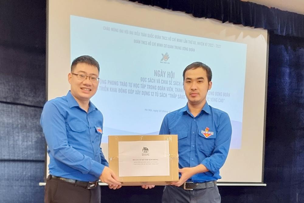 Đại diện các cơ sở đoàn thuộc Đoàn cơ quan Trung ương Đoàn tặng sách ủng hộ chương trình.