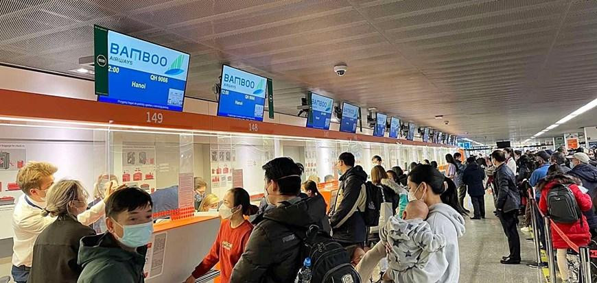Công dân Việt Nam tại Ukraine làm thủ tục ở sân bay để lên chuyến bay hãng hàng không Bamboo Airways về nước. Ảnh: Vietnamplus