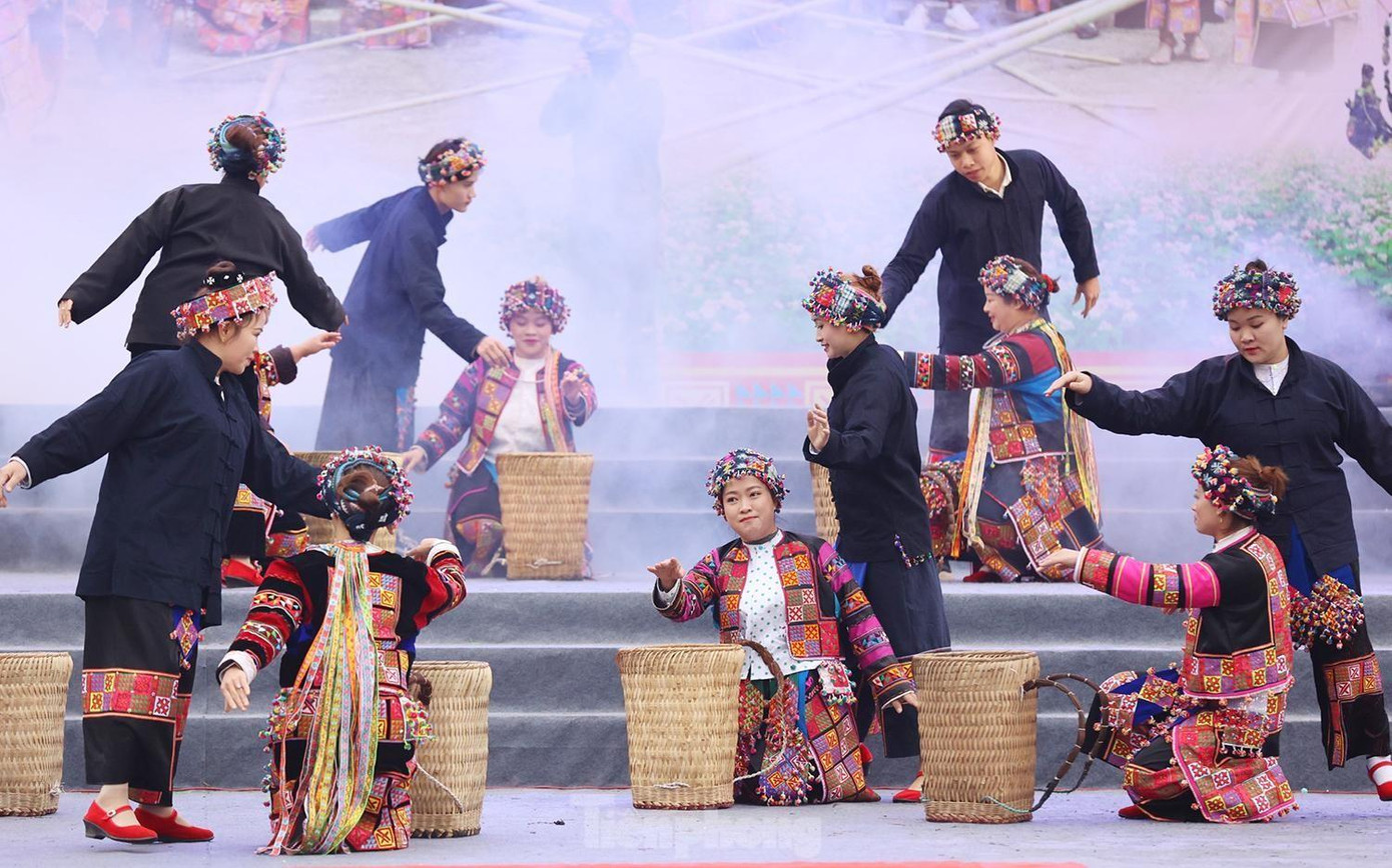 Có chính sách phát huy vai trò của chủ thể văn hóa tới sự bảo tồn và phát triển bền vững.