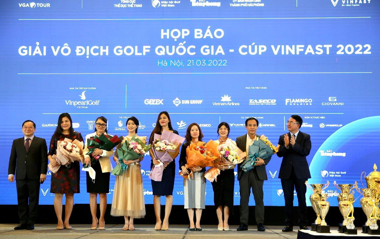 BTC tặng hoa, tri ân các nhà tài trợ, nhà đồng hành với giải.