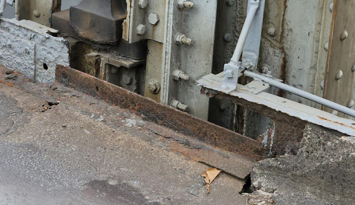 Lan can cầu phía đường sắt bị rỉ, hao mòn tiết diện, cong vênh vì bị các phương tiện đâm xô, được các đơn vị bảo trì vá víu tạm thời. Ảnh: Tin tức-TTXVN