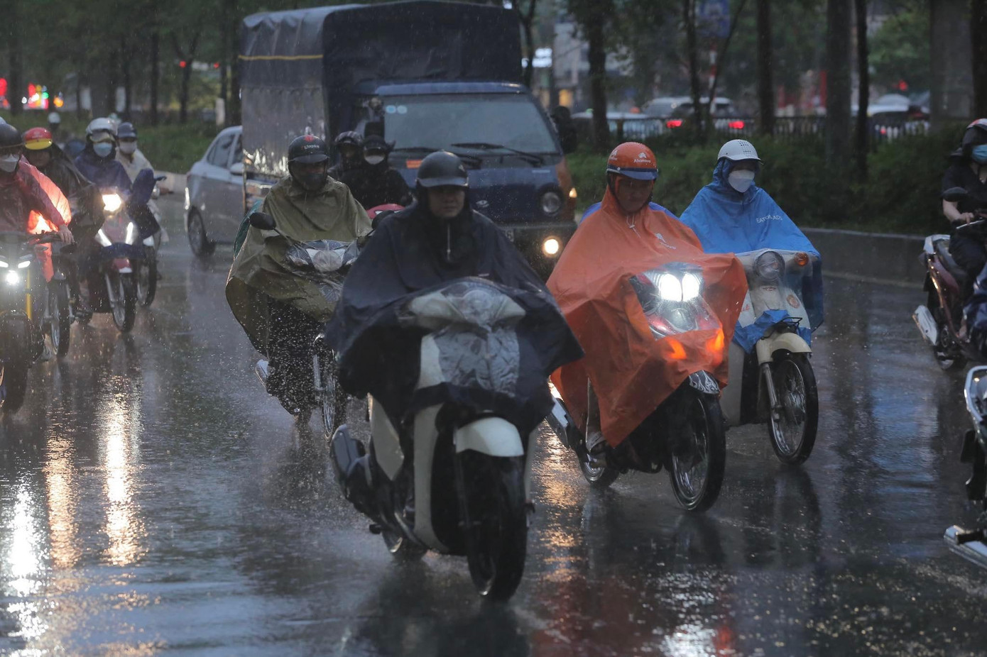 Mưa nặng hạt đổ xuống khu vực nội thành Hà Nội vào cuối giờ chiều nay. Ảnh: Duy Phạm Mưa nặng hạt đổ xuống khu vực nội thành Hà Nội vào cuối giờ chiều nay. Ảnh: Duy Phạm