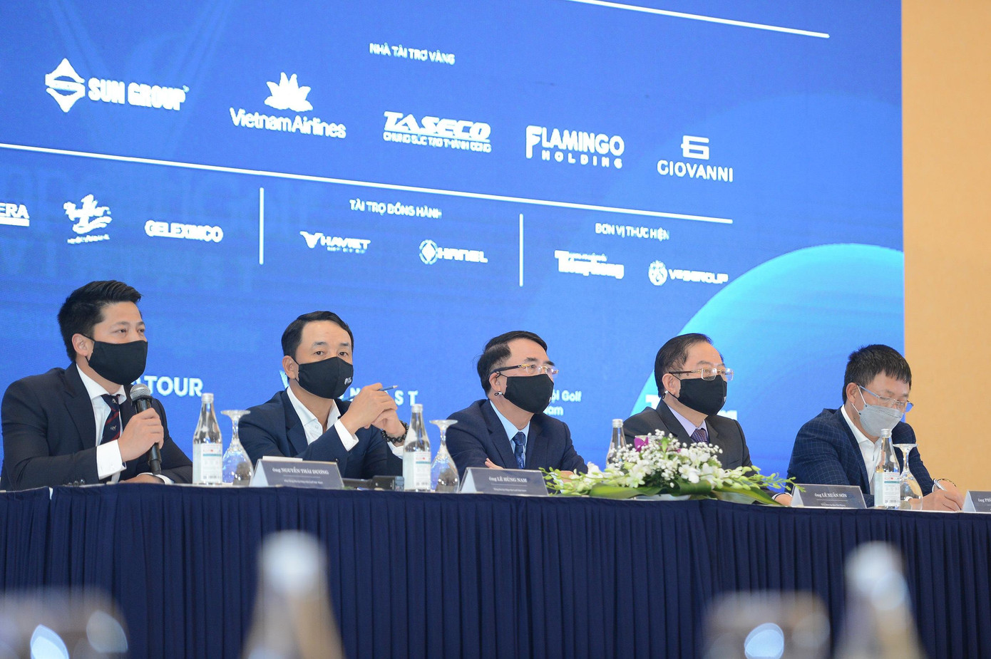 Đại diện BTC giải trả lời các câu hỏi của phóng viên.