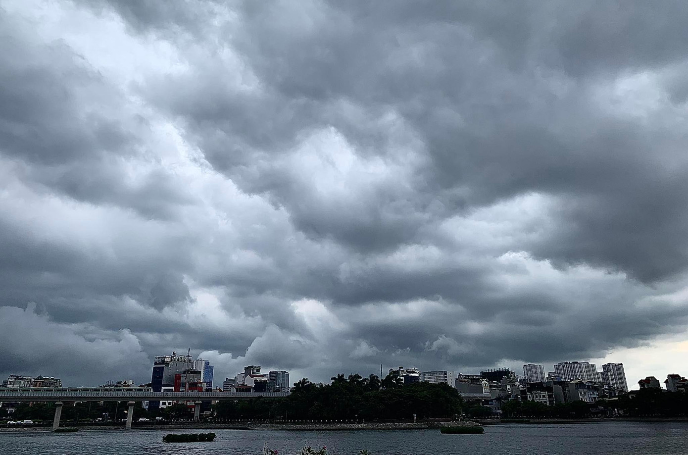 Vùng mây đối lưu gây mưa đang hoạt động trên khu vực một số quận ở nội thành Hà Nội.
