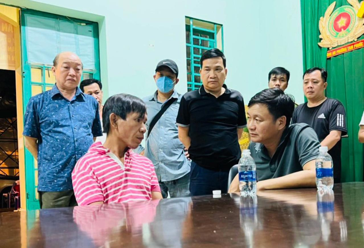 Cảnh sát lấy lời khai của nghi phạm Lê Huy Dũng (áo sọc trắng-hồng). Ảnh: Zing Cảnh sát lấy lời khai của nghi phạm Lê Huy Dũng (áo sọc trắng-hồng). Ảnh: Zing