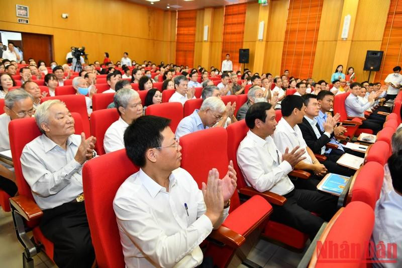 Các đại biểu và cử tri tham dự hội nghị. Ảnh: Báo Nhân dân Các đại biểu và cử tri tham dự hội nghị. Ảnh: Báo Nhân dân