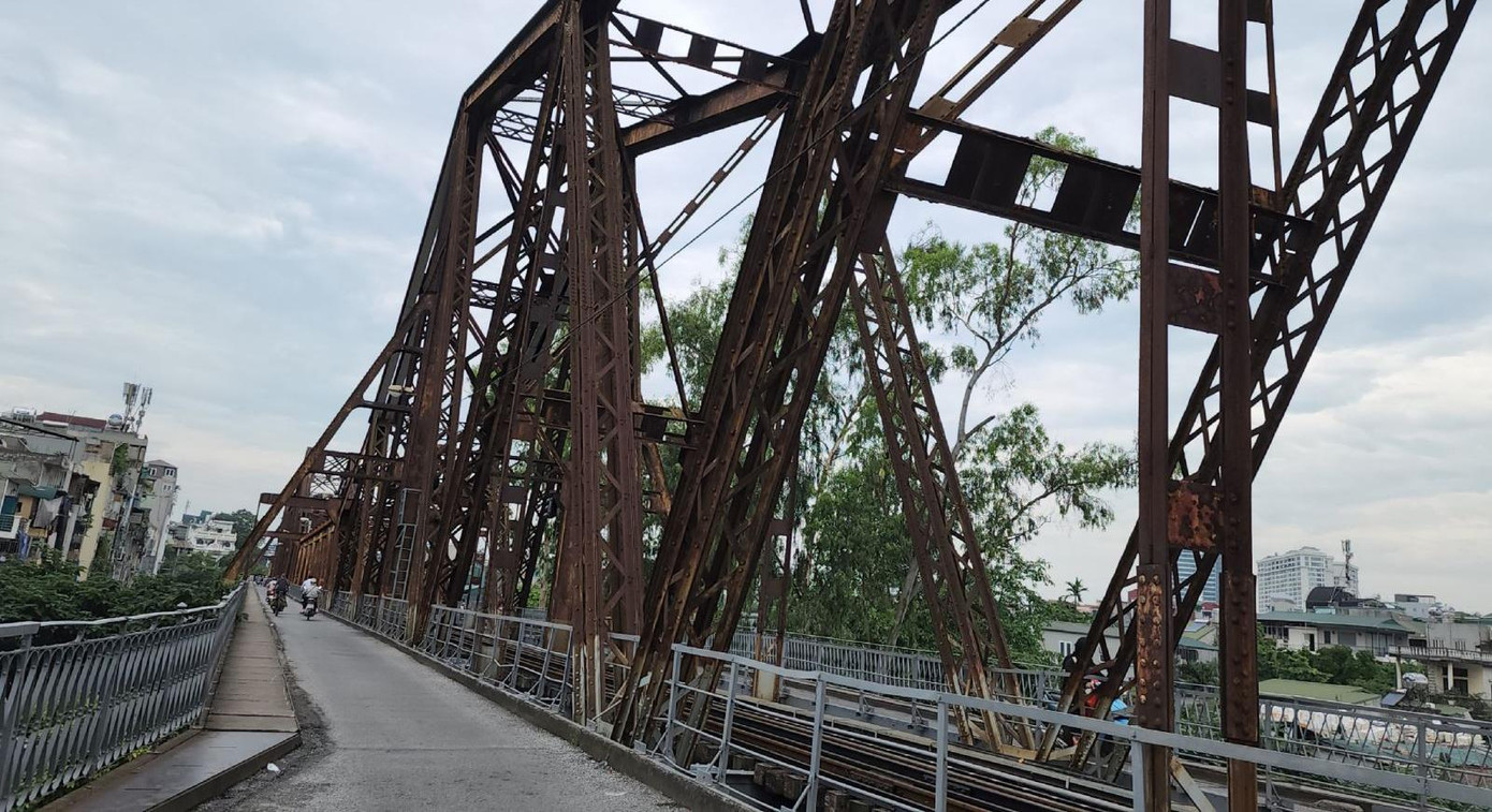 Toàn bộ kết cấu dầm thép dọc, ngang cầu đã mòn rỉ theo thời gian. Ảnh: Tin tức-TTXVN