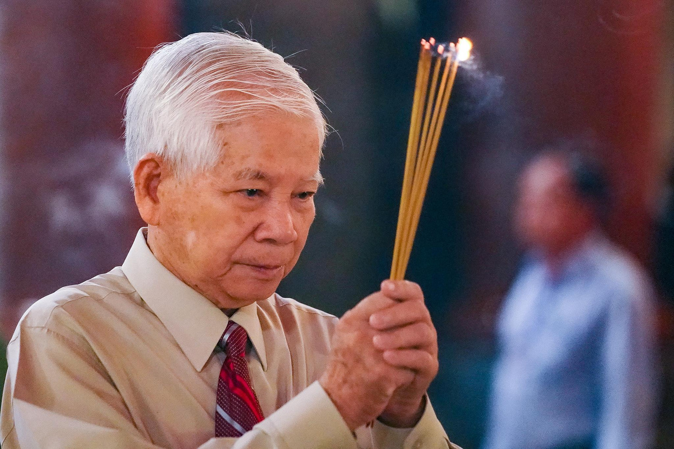 Nguyên Chủ tịch nước Nguyễn Minh Triết dâng hương tưởng niệm các Anh hùng liệt sĩ.