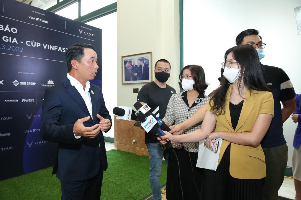 Ông Lê Hùng Nam, Tổng thư ký Hiệp hội golf Việt Nam, đồng Trưởng ban tổ chức giải trao đổi với các phóng viên trước buổi họp báo.