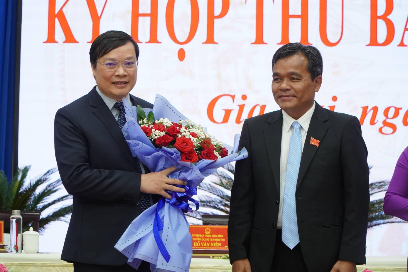 Bí thư Tỉnh ủy, Chủ tịch HĐND tỉnh Gia Lai Hồ Văn Niên (bìa phải) tặng hoa chúc mừng tân Chủ tịch UBND tỉnh Trương Hải Long.