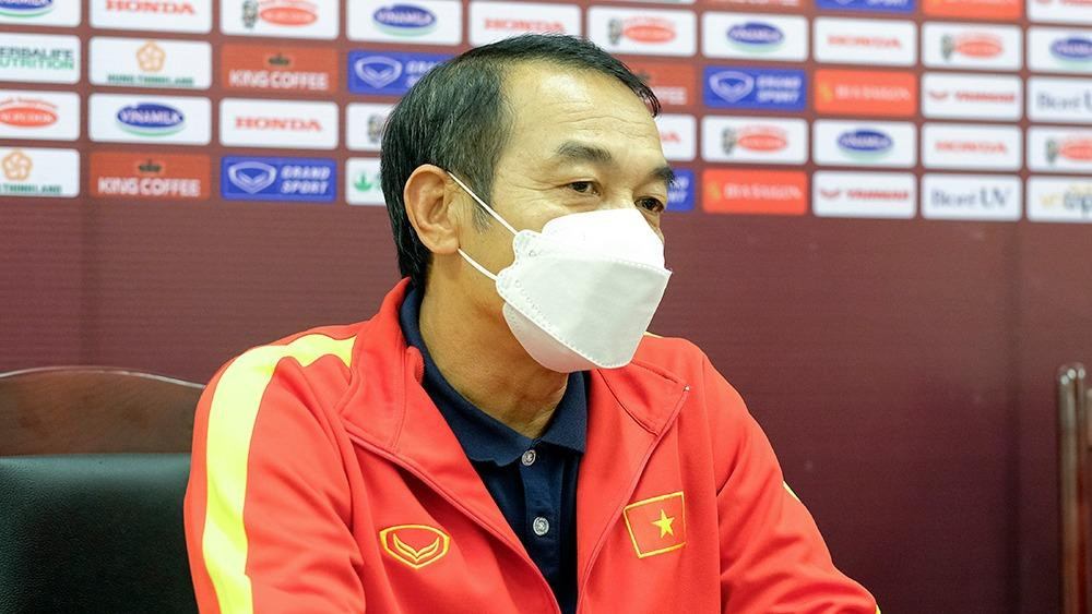 HLV Đinh Thế Nam trả lời các câu hỏi của bạn đọc tại buổi giao lưu.