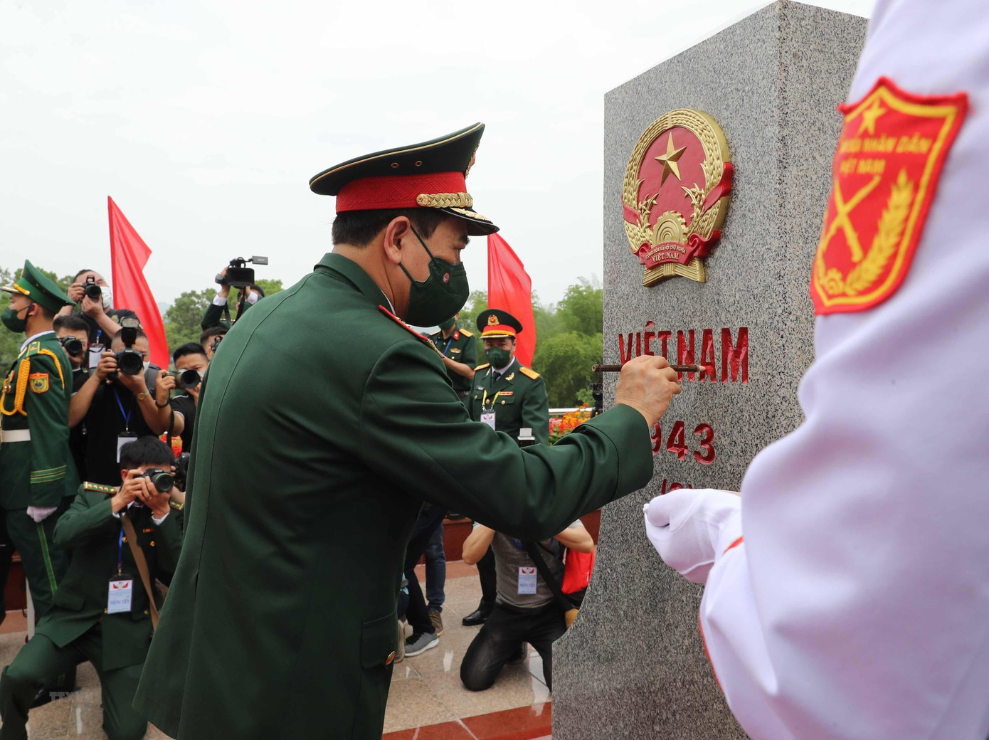 Bộ trưởng Quốc phòng Phan Văn Giang tô sơn cột mốc biên giới Việt Nam tại cửa khẩu Tà Lùng. (Ảnh: Trọng Đức/TTXVN) Bộ trưởng Quốc phòng Phan Văn Giang tô sơn cột mốc biên giới Việt Nam tại cửa khẩu Tà Lùng. (Ảnh: Trọng Đức/TTXVN)