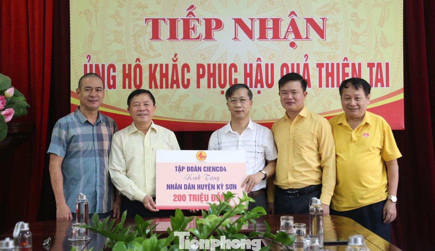 Đại diện Báo Tiền Phong, Tập đoàn Cienco4 trao 200 triệu đồng hỗ trợ cho người dân vùng lũ tỉnh Nghệ An khắc phục thiên tai. Đại diện Báo Tiền Phong, Tập đoàn Cienco4 trao 200 triệu đồng hỗ trợ cho người dân vùng lũ tỉnh Nghệ An khắc phục thiên tai.
