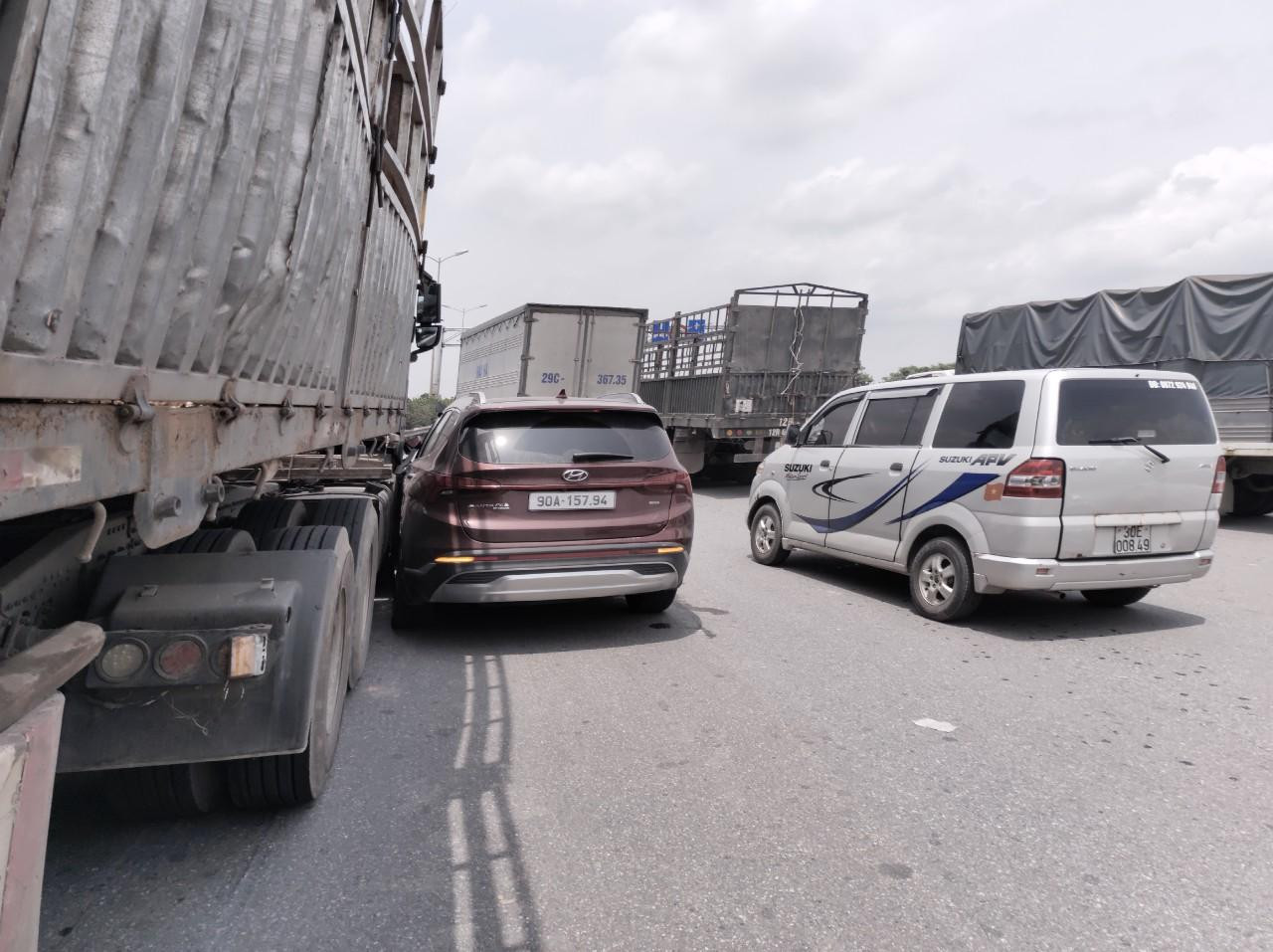 Vụ tai nạn va chạm khiến 2 ô tô "dính" chặt vào nhau và đứng yên giữa cầu. Toàn bộ phương tiện đi từ hướng trung tâm Hà Nội đi Long Biên khi qua cầu Thanh Trì, bị ảnh hưởng và ùn kéo dài..