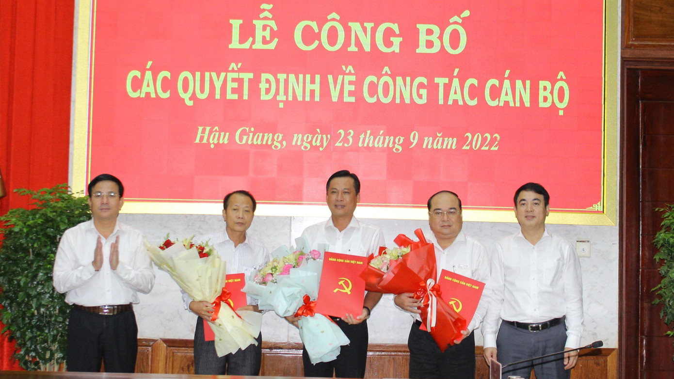 Lãnh đạo Tỉnh ủy Hậu Giang trao các quyết định. Lãnh đạo Tỉnh ủy Hậu Giang trao các quyết định.