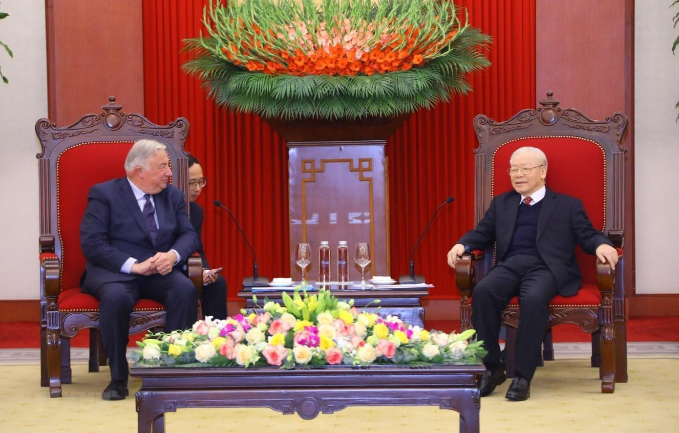 Tổng Bí thư Nguyễn Phú Trọng tiếp Chủ tịch Thượng viện Cộng hòa Pháp Gérard Larcher. (Ảnh: Văn Điệp/TTXVN) Tổng Bí thư Nguyễn Phú Trọng tiếp Chủ tịch Thượng viện Cộng hòa Pháp Gérard Larcher. (Ảnh: Văn Điệp/TTXVN)