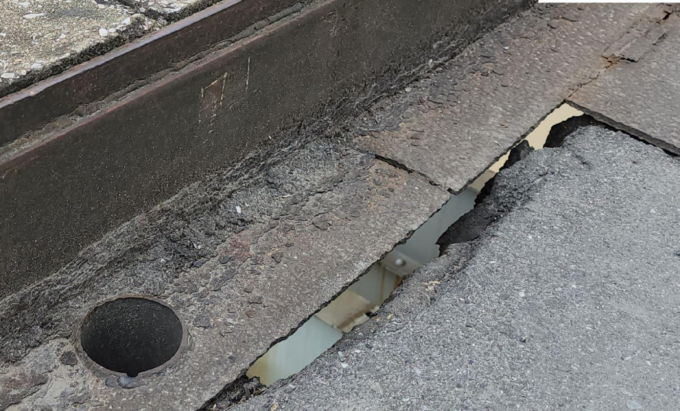 Kết cấu mặt đường cầu mỏng, tách rời cốt sắt, nhìn thẳng xuống lòng sông, nếu bị sập sẽ gây nguy hiểm cho người và phương tiện. Ảnh: Tin tức-TTXVN