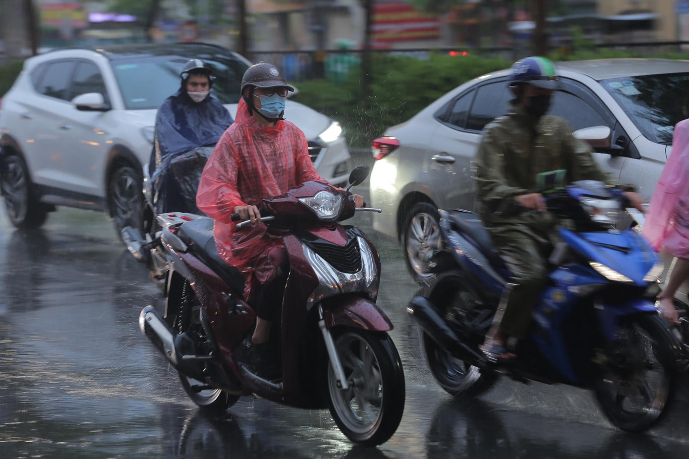 Đây cũng có thể coi là cơn mưa giải nhiệt sau chuỗi "thương ngày nắng về" ở Hà Nội. Đây cũng có thể coi là cơn mưa giải nhiệt sau chuỗi "thương ngày nắng về" ở Hà Nội.