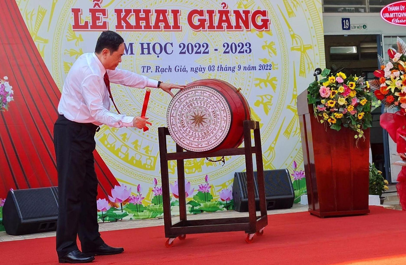 Ông Trần Thanh Mẫn, Phó Chủ tịch Thường trực Quốc Hội đánh trống khai giảng năm học mới tại Trường tiểu học Hồng Bàng Ông Trần Thanh Mẫn, Phó Chủ tịch Thường trực Quốc Hội đánh trống khai giảng năm học mới tại Trường tiểu học Hồng Bàng