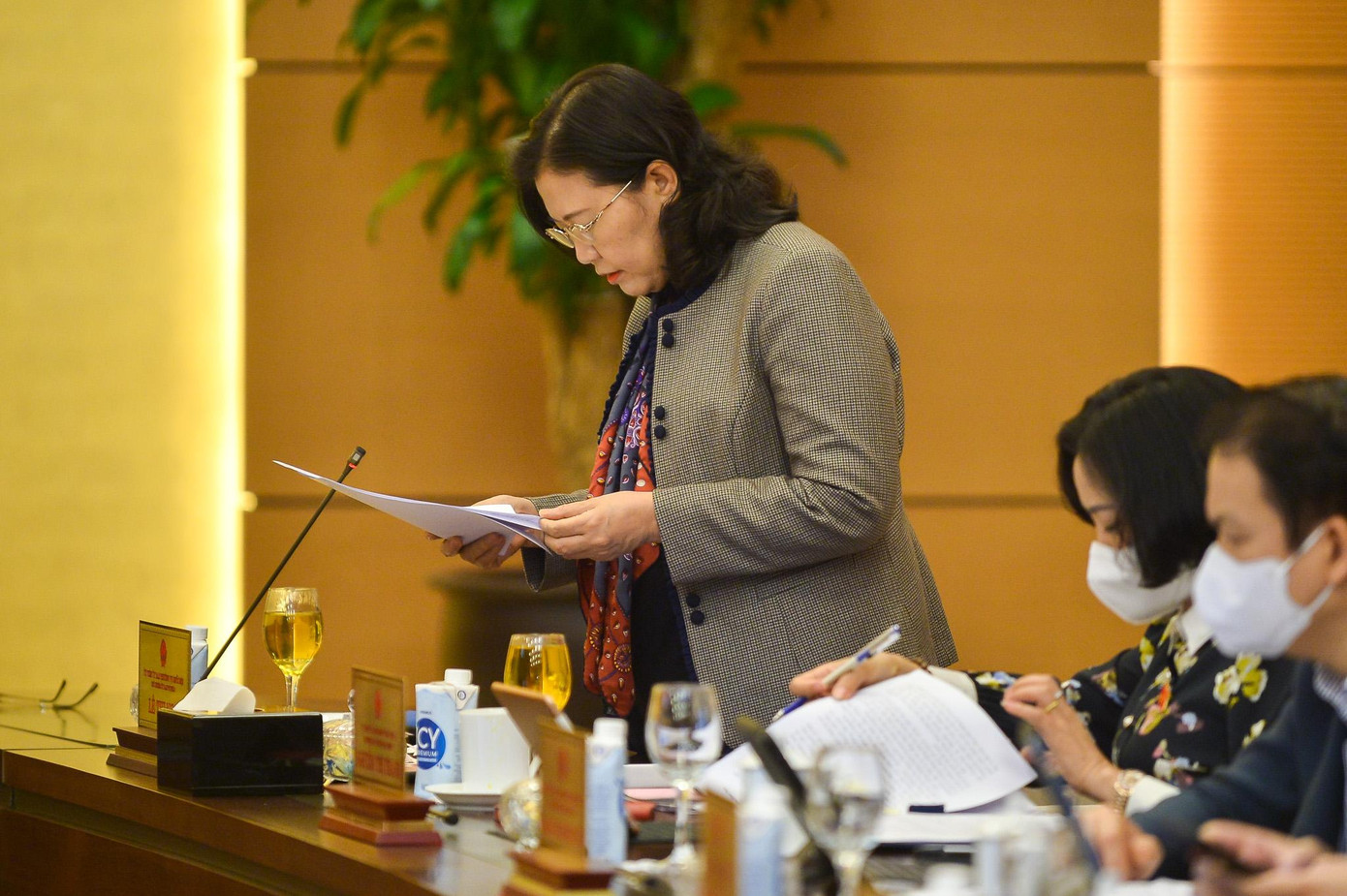 Chủ nhiệm Ủy ban Tư pháp Lê Thị Nga trình bày Báo cáo giải trình, tiếp thu, chỉnh lý dự thảo Pháp lệnh trình tự, thủ tục xem xét, quyết định đưa người nghiện ma túy từ đủ 12 tuổi đến dưới 18 tuổi vào cơ sở cai nghiện bắt buộc. Ảnh: Quốc hội