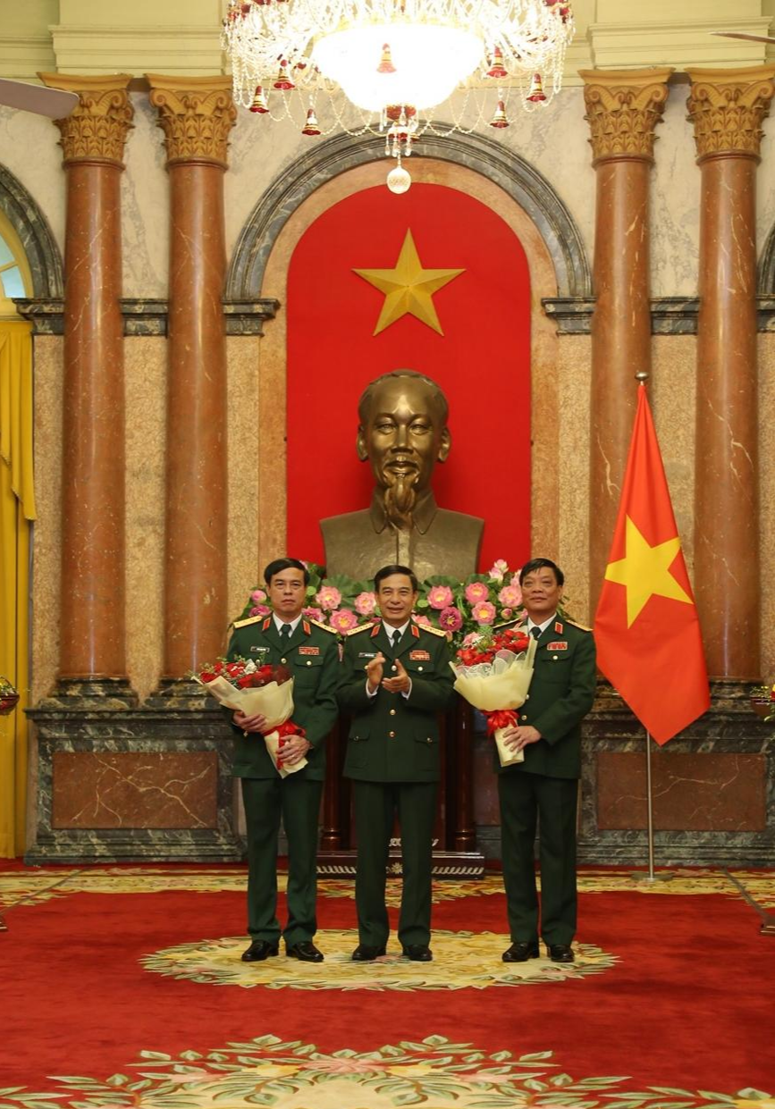 Đại tướng, Bộ trưởng Bộ Quốc phòng Phan Văn Giang chúc mừng Thượng tướng Ngô Minh Tiến và Thượng tướng Lương Đình Hồng. Ảnh: Báo Quân đội Nhân dân. Đại tướng, Bộ trưởng Bộ Quốc phòng Phan Văn Giang chúc mừng Thượng tướng Ngô Minh Tiến và Thượng tướng Lương Đình Hồng. Ảnh: Báo Quân đội Nhân dân.