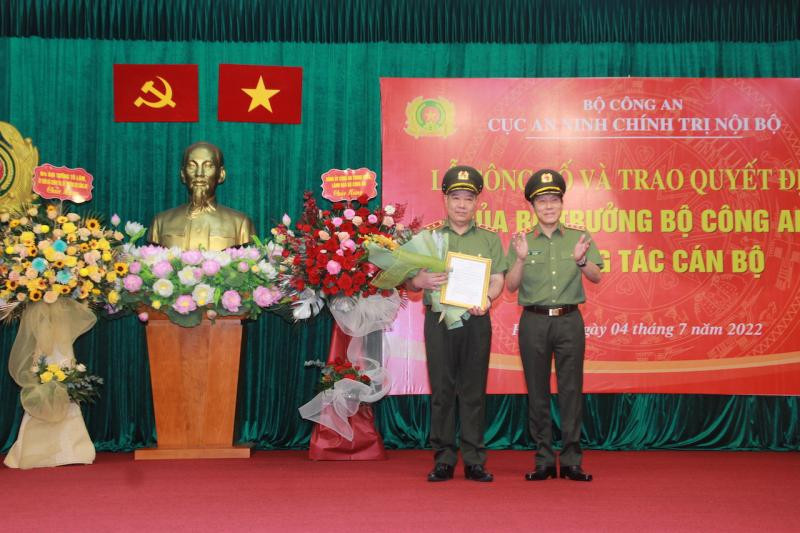 Thứ trưởng Lương Tam Quang trao quyết định, tặng hoa Trung tướng Đặng Ngọc Tuyến.