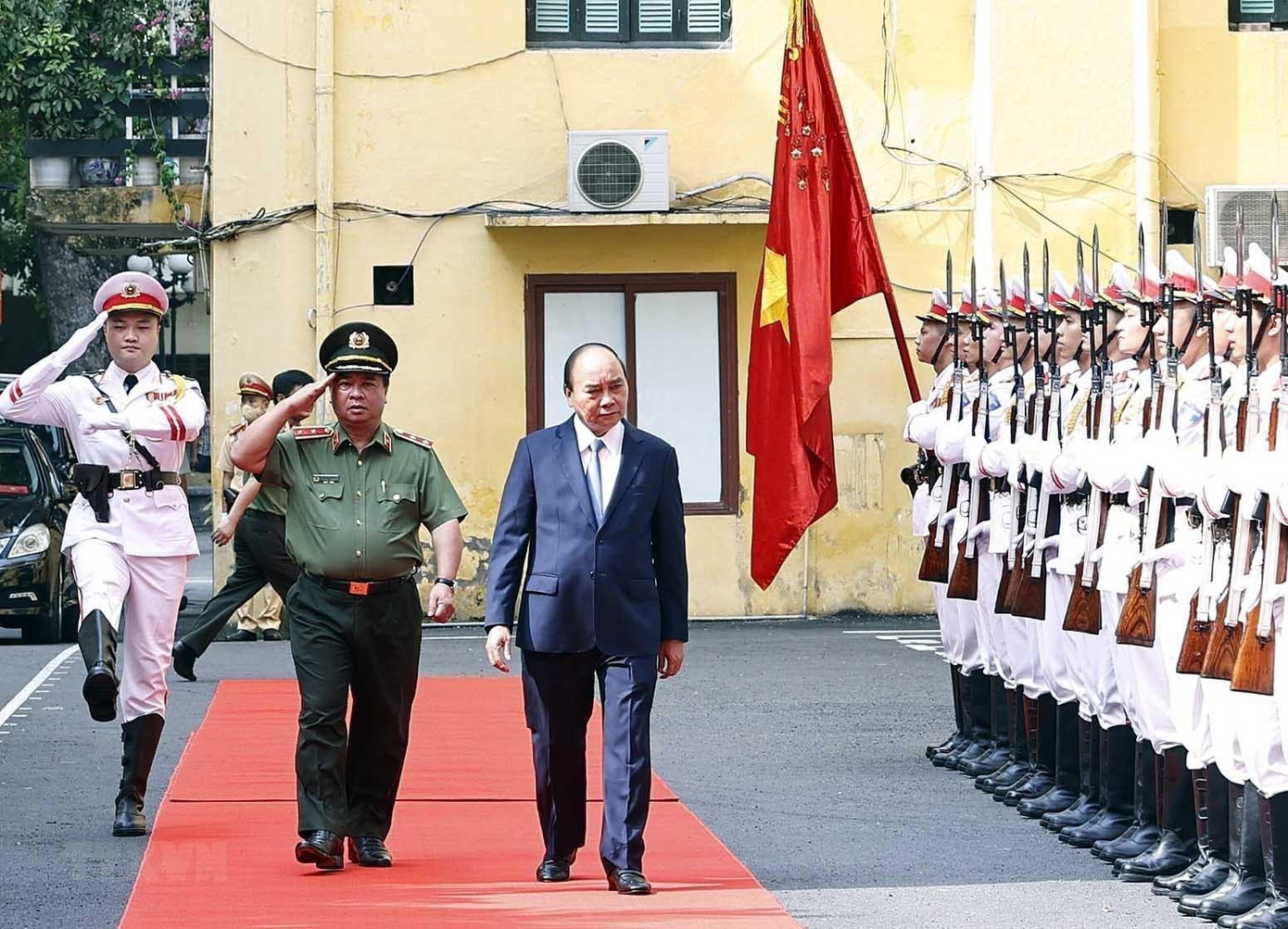 Chủ tịch nước Nguyễn Xuân Phúc duyệt đội danh dự Công an Nhân dân. (Ảnh: Thống Nhất/TTXVN) Chủ tịch nước Nguyễn Xuân Phúc duyệt đội danh dự Công an Nhân dân. (Ảnh: Thống Nhất/TTXVN)