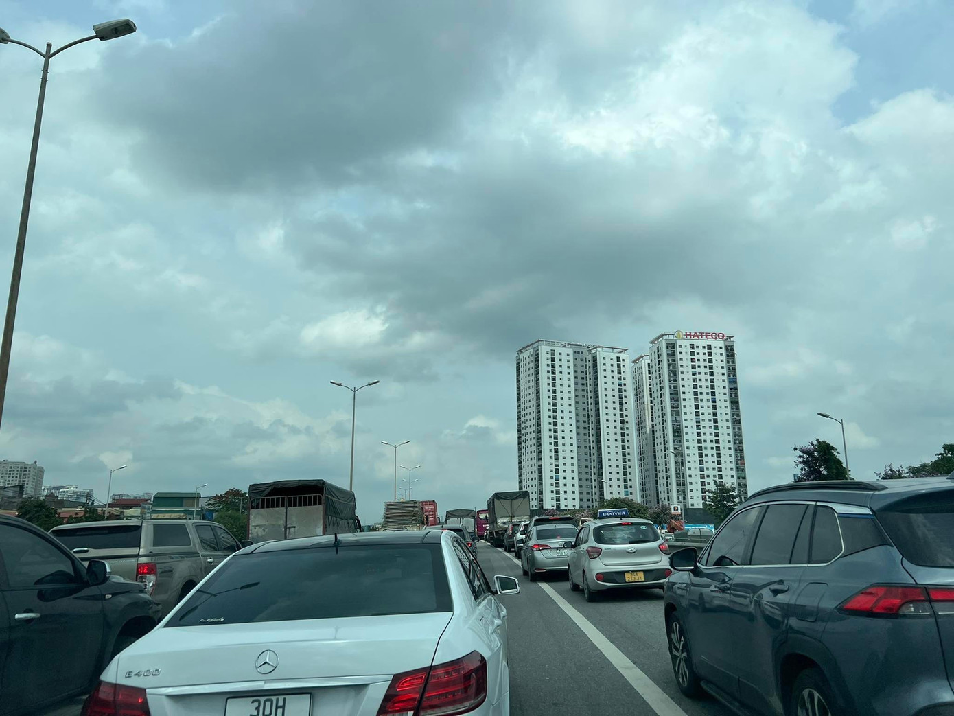 Trao đổi với Tiền Phong, Thiếu tá Phùng Quang Hưng, Đội phó phụ trách Đội CSGT số 14, Phòng CSGT, Công an TP Hà Nội cho biết: nguyên nhân ùn tắc là do xảy ra vụ va chạm giữaxe tải và một ô tô con ở giữa cầu Thành Trì. Trong ảnh: Hàng dài xe nối nhau, nhích từng centimet.