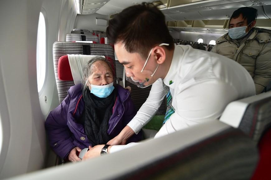 Một trường hợp khách bị yếu sức khỏe đã được tiếp viên hỗ trợ vào tận ghế ngồi. Ảnh: Vietnamplus