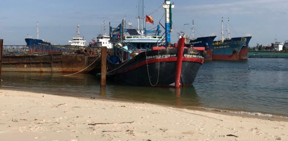 Tàu cá QNa90299TS đang neo đậu tại bờ Nam cảng Cửa Việt sau khi đâm tàu cá QT91588TS trên vùng biển Cồn Cỏ.