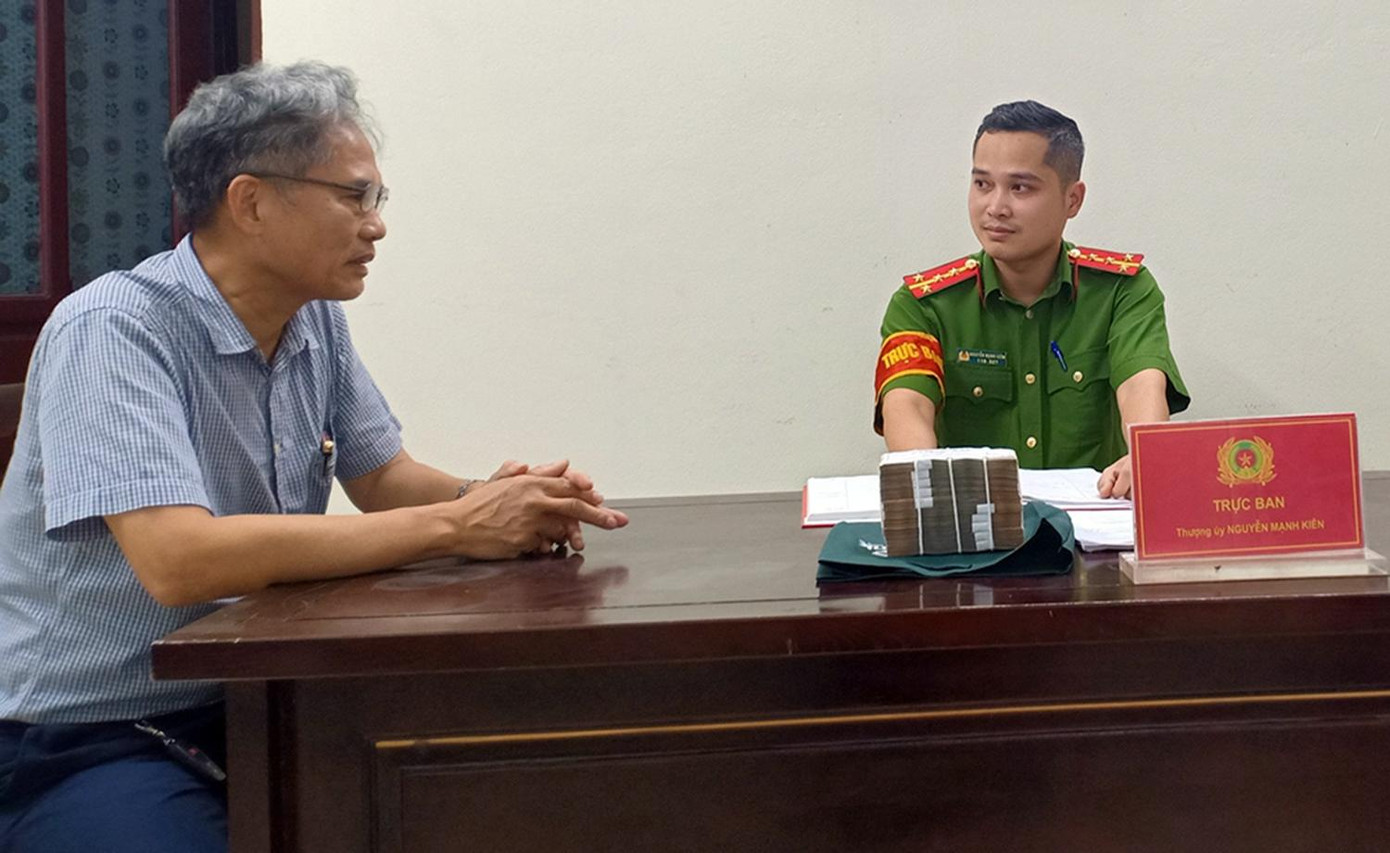 Ông Hào nhận lại số tiền tại trụ sở cơ quan công an.