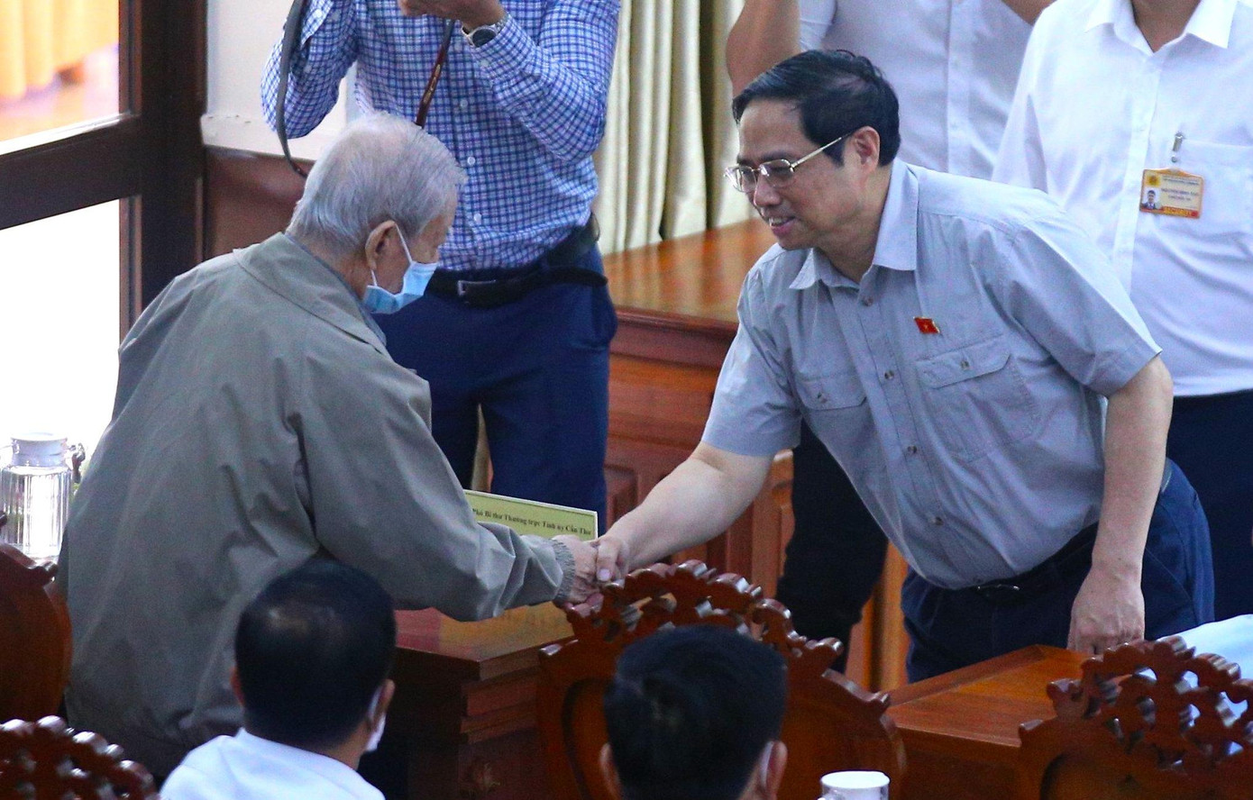Thủ tướng Phạm Minh Chính và cử tri tại TP Cần Thơ. Ảnh: Nhật Huy.