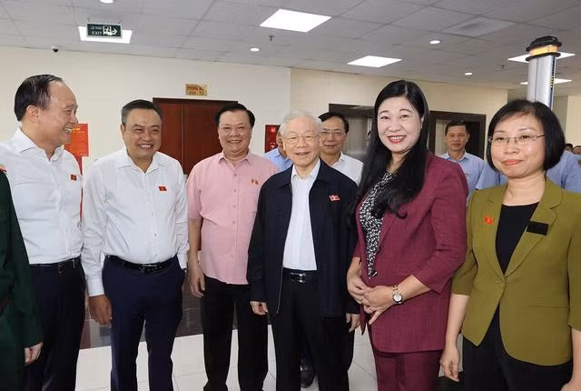 Tổng Bí thư Nguyễn Phú Trọng cùng các đại biểu Đơn vị bầu cử số 1 tiếp xúc cử tri. Ảnh: TTXVN