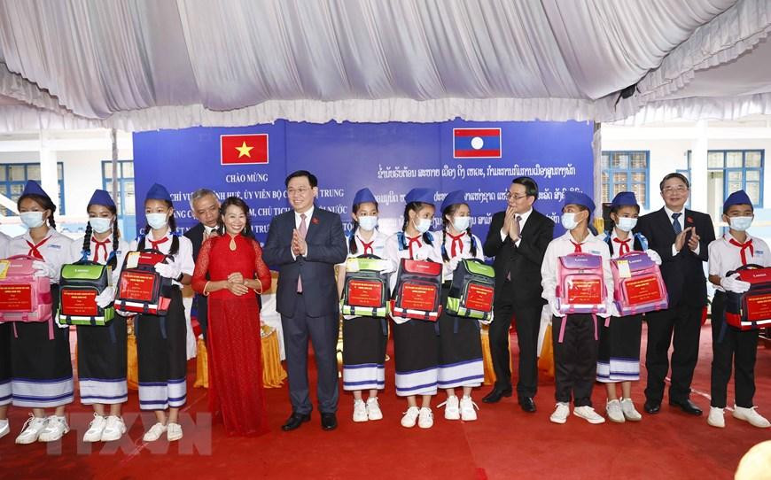 Chủ tịch Quốc hội Vương Đình Huệ tặng quà cho các cháu học sinh giỏi. Ảnh: Doãn Tấn/TTXVN