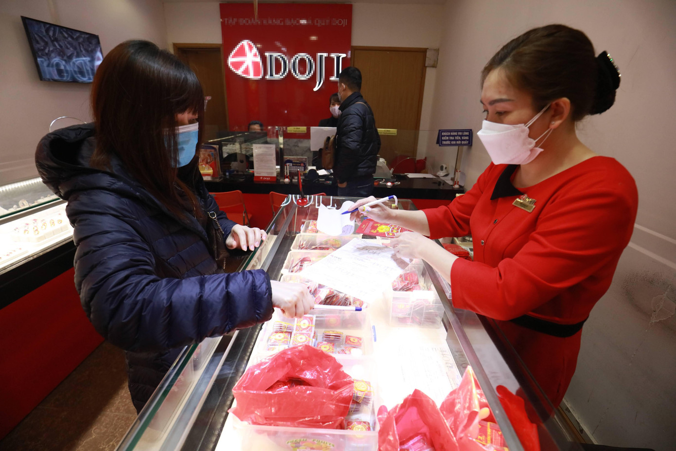 Chuyên gia cảnh báo, người dân cẩn trọng khi định “lướt sóng” vàng. Ảnh Như Ý Chuyên gia cảnh báo, người dân cẩn trọng khi định “lướt sóng” vàng. Ảnh Như Ý