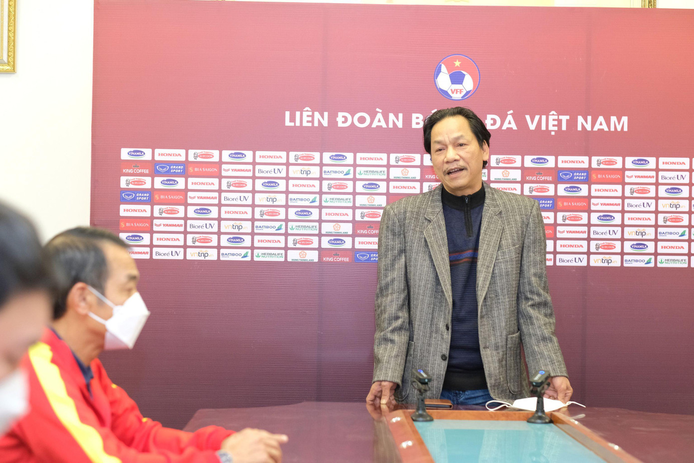 Nhà báo Lê Minh Toản - Phó Tổng Biên tập Báo Tiền Phong phát biểu tại buổi giao lưu.