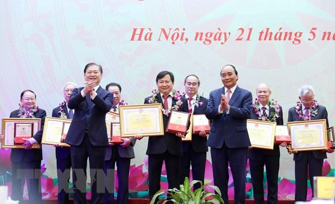 Chủ tịch nước Nguyễn Xuân Phúc và Tiến sỹ Khoa học Phan Xuân Dũng, Bí thư Đảng đoàn, Chủ tịch Liên hiệp các Hội Khoa học và Kỹ thuật Việt Nam trao Danh hiệu "Trí thức khoa học và công nghệ tiêu biểu" và Bằng khen của Liên hiệp các Hội Khoa học và Kỹ thuật Việt Nam cho các cá nhân. (Ảnh: An Đăng/TTXVN) Chủ tịch nước Nguyễn Xuân Phúc và Tiến sỹ Khoa học Phan Xuân Dũng, Bí thư Đảng đoàn, Chủ tịch Liên hiệp các Hội Khoa học và Kỹ thuật Việt Nam trao Danh hiệu "Trí thức khoa học và công nghệ tiêu biểu" và Bằng khen của Liên hiệp các Hội Khoa học và Kỹ thuật Việt Nam cho các cá nhân. (Ảnh: An Đăng/TTXVN)