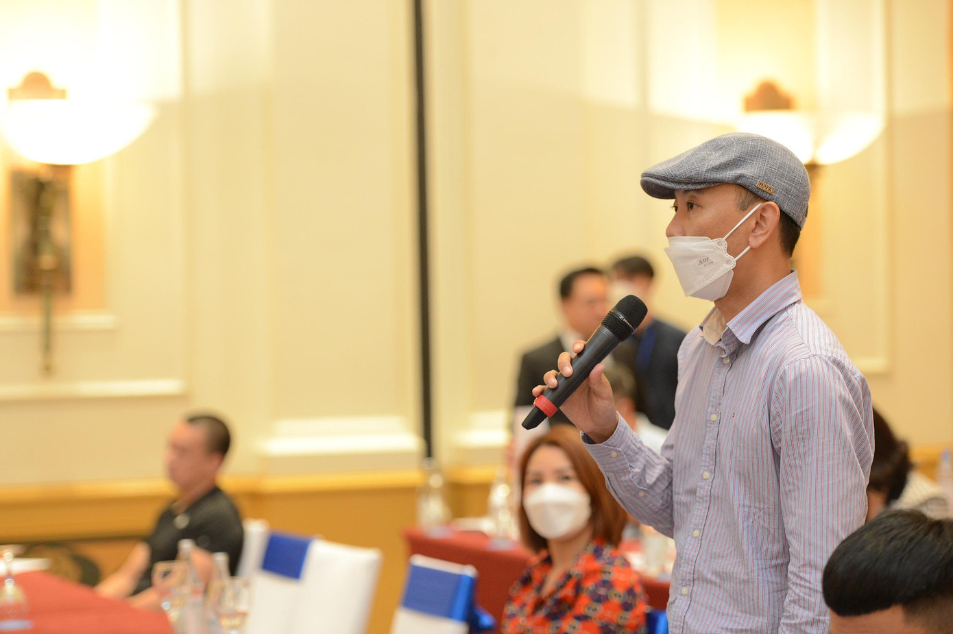 Các phóng viên đặt câu hỏi tại buổi họp báo