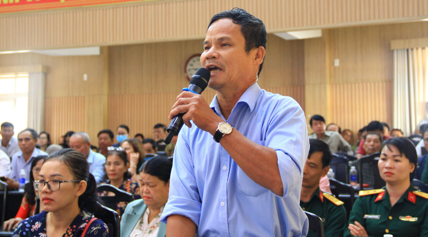 Cử tri quận Liên Chiểu nêu ý kiến tại buổi tiếp xúc.