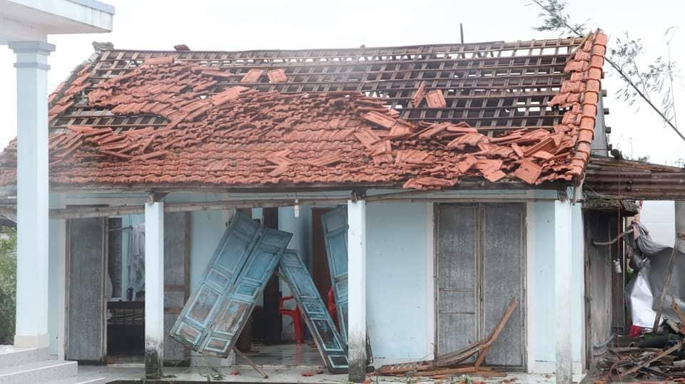 Một ngôi nhà ở TT-Huế tan hoang sau bão. Ảnh: Ngọc Văn