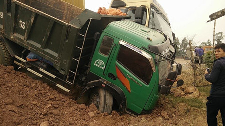 Container đâm xe tải, chắn ngang quốc lộ 1A ảnh 3