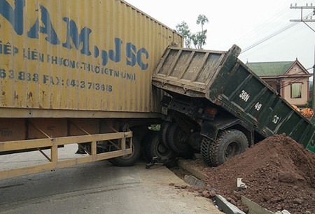 Container đâm xe tải, chắn ngang quốc lộ 1A ảnh 2