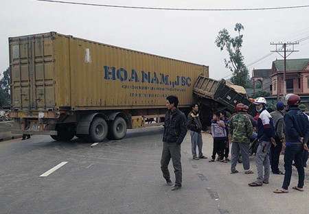 Container đâm xe tải, chắn ngang quốc lộ 1A ảnh 4