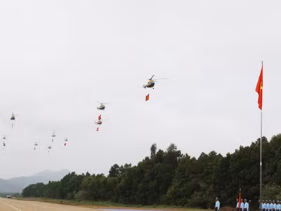 Đội hình vừa cất cánh